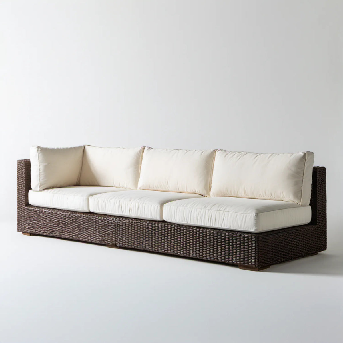 Trzyosobowa sofa ogrodowa z technorattanu PE, brązowa z kremowymi poduszkami, 220 x 85 x 75 cm